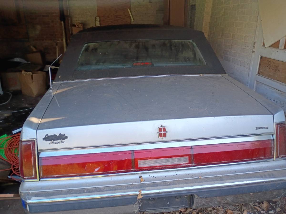 Lincoln-town-car-1987-grey