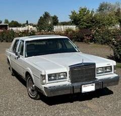 Lincoln-town-car-signature-series-1988-white-1