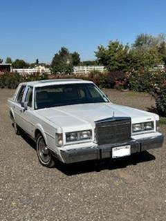 Lincoln-town-car-signature-series-1988-white-1