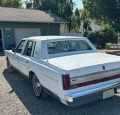 Lincoln-town-car-signature-series-1988-white-2
