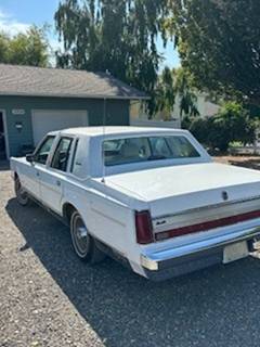 Lincoln-town-car-signature-series-1988-white-2