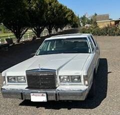Lincoln-town-car-signature-series-1988-white