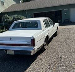 Lincoln-town-car-signature-series-1988-white-3