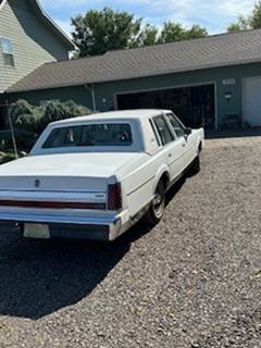 Lincoln-town-car-signature-series-1988-white-3