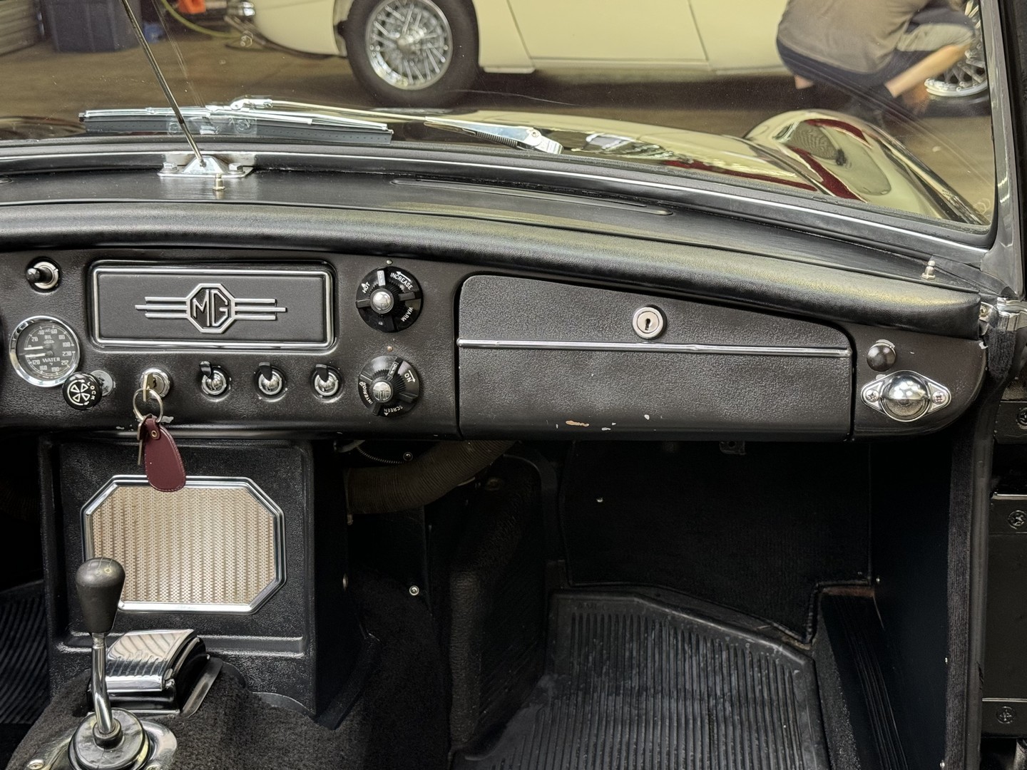 MG-MGB-1965-Convertible-13