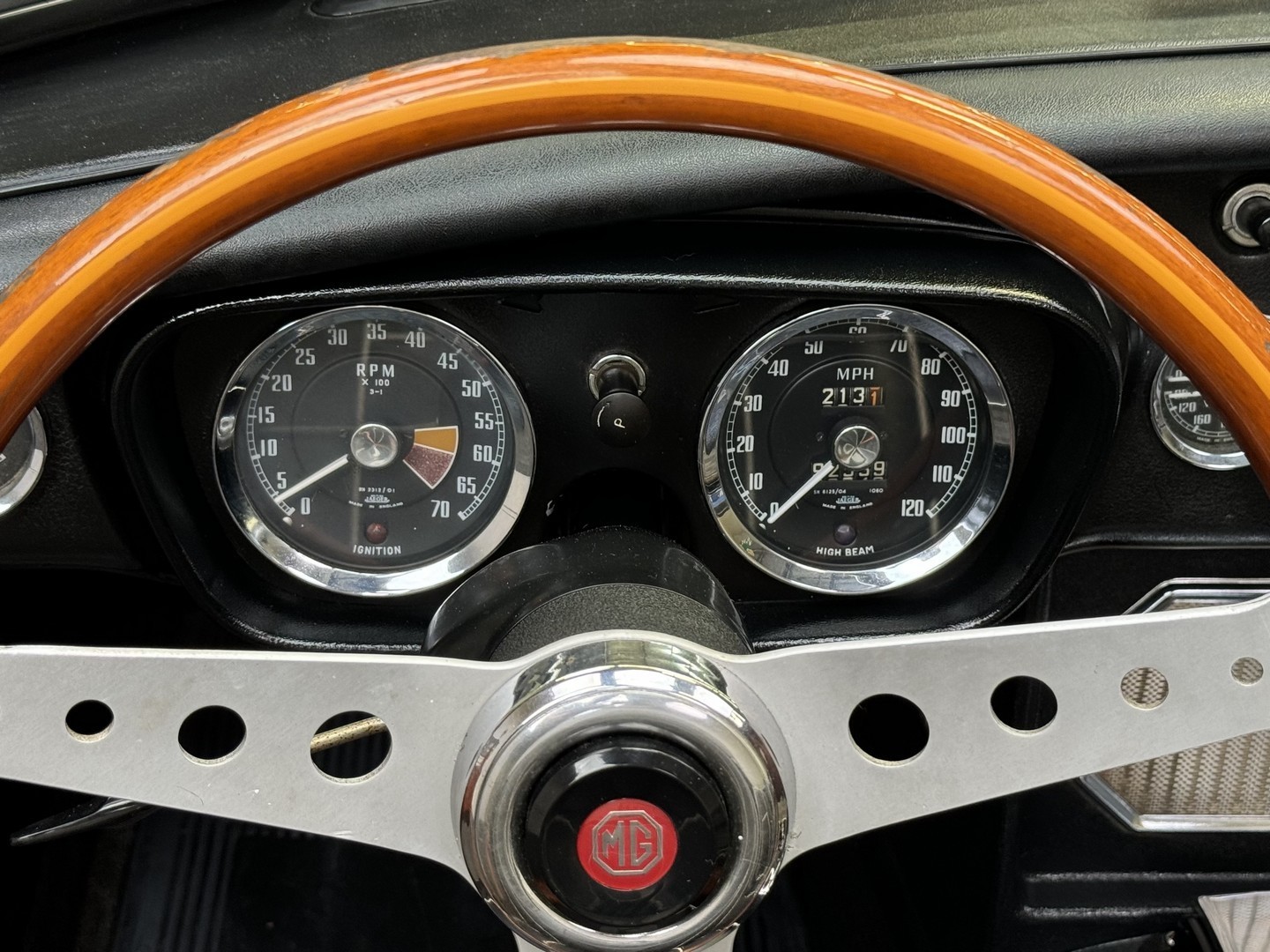 MG-MGB-1965-Convertible-16