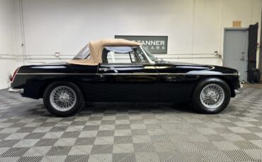 MG-MGB-1965-Convertible-2