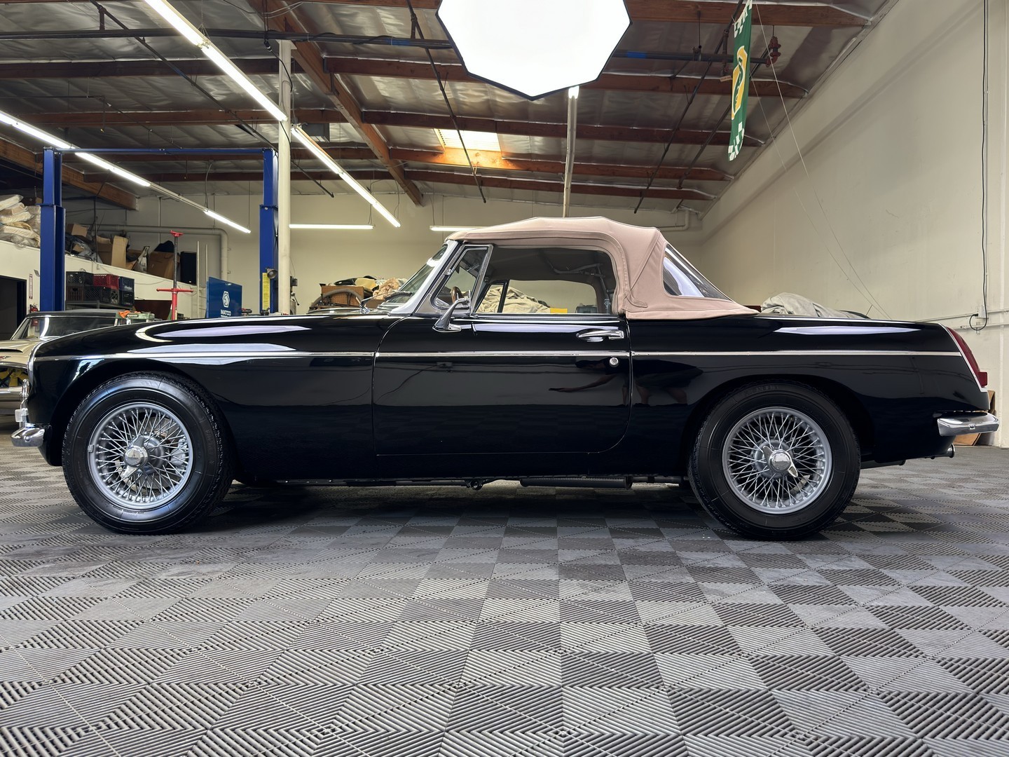 MG-MGB-1965-Convertible-7