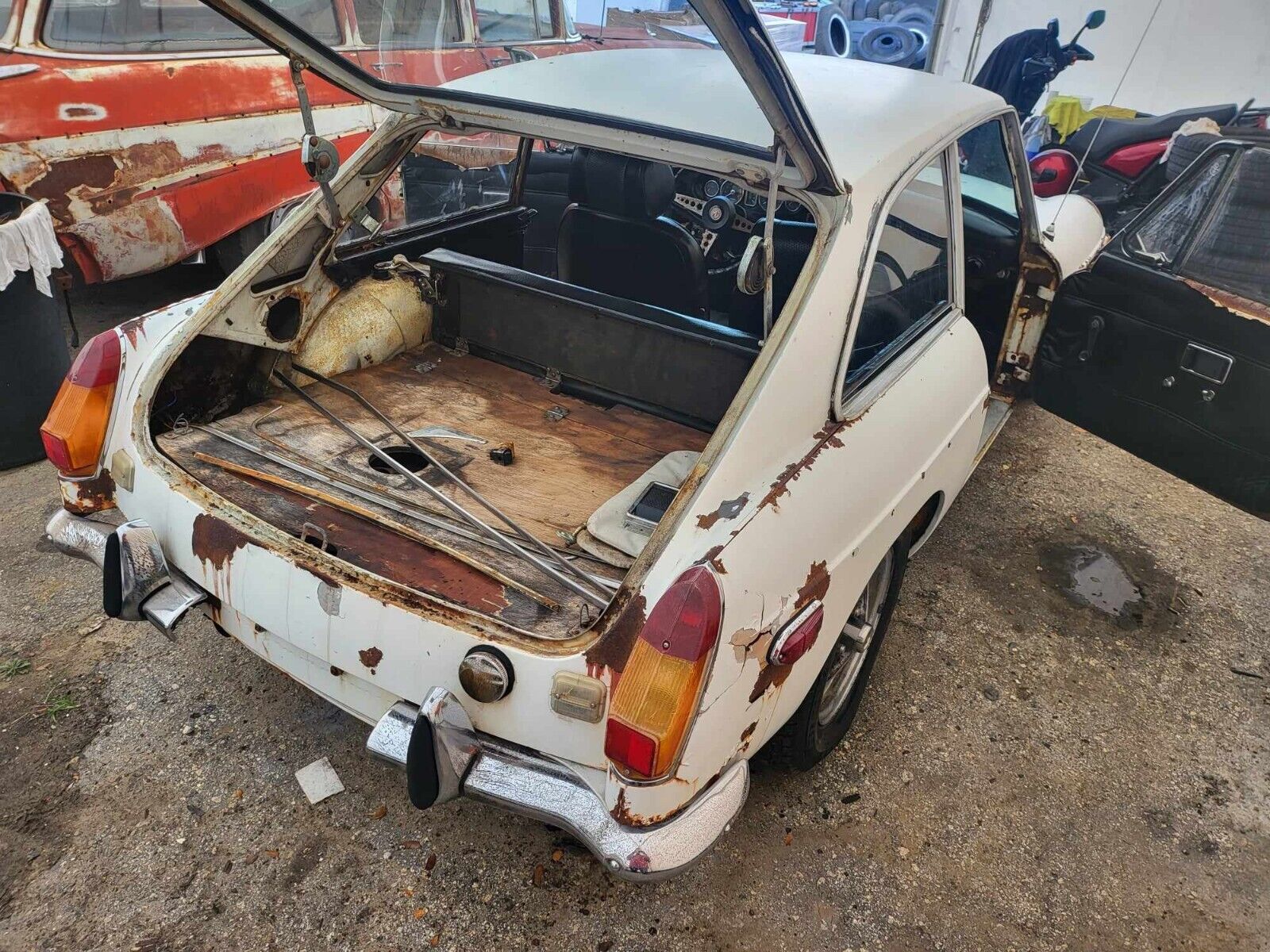 MG-MGB-1970-Coupe-17