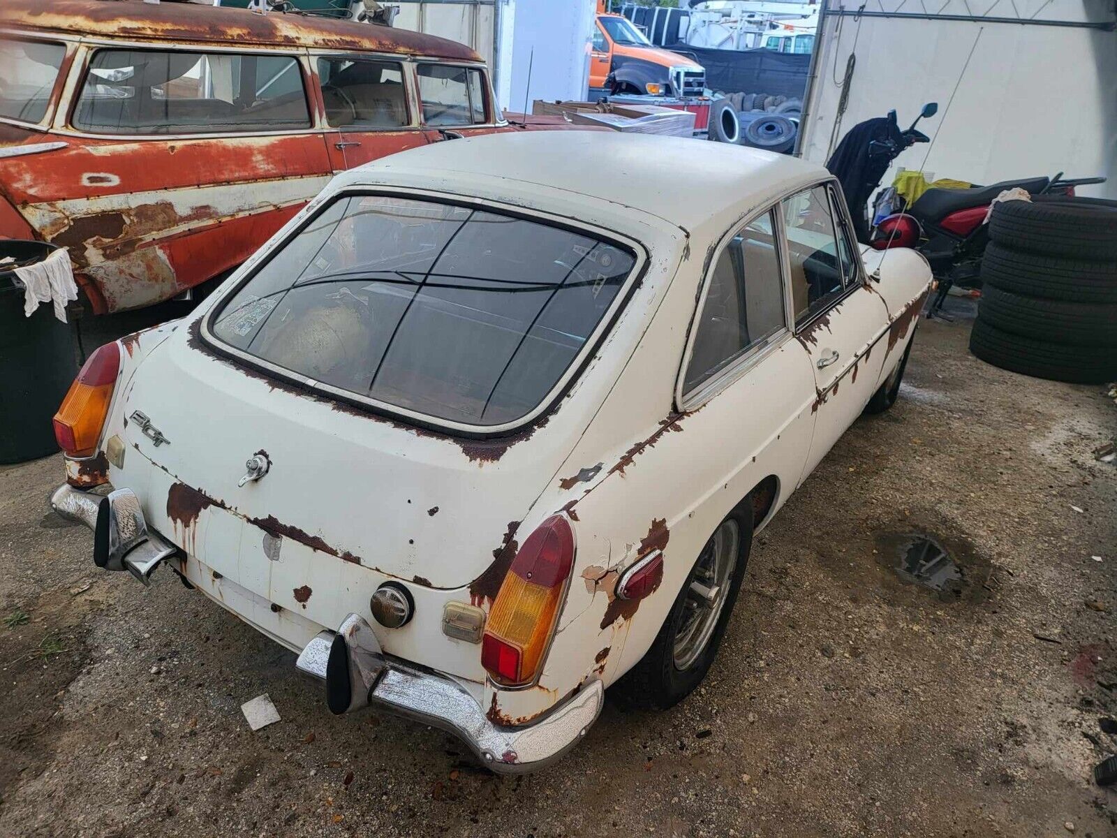MG-MGB-1970-Coupe-4
