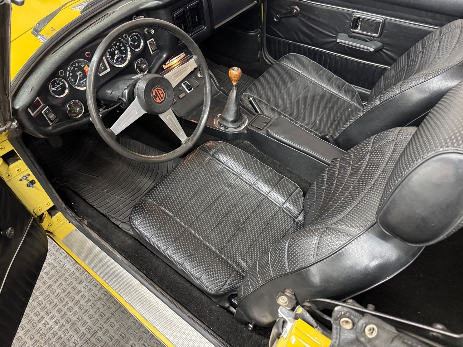 MG-MGB-1974-2-door-convo-15