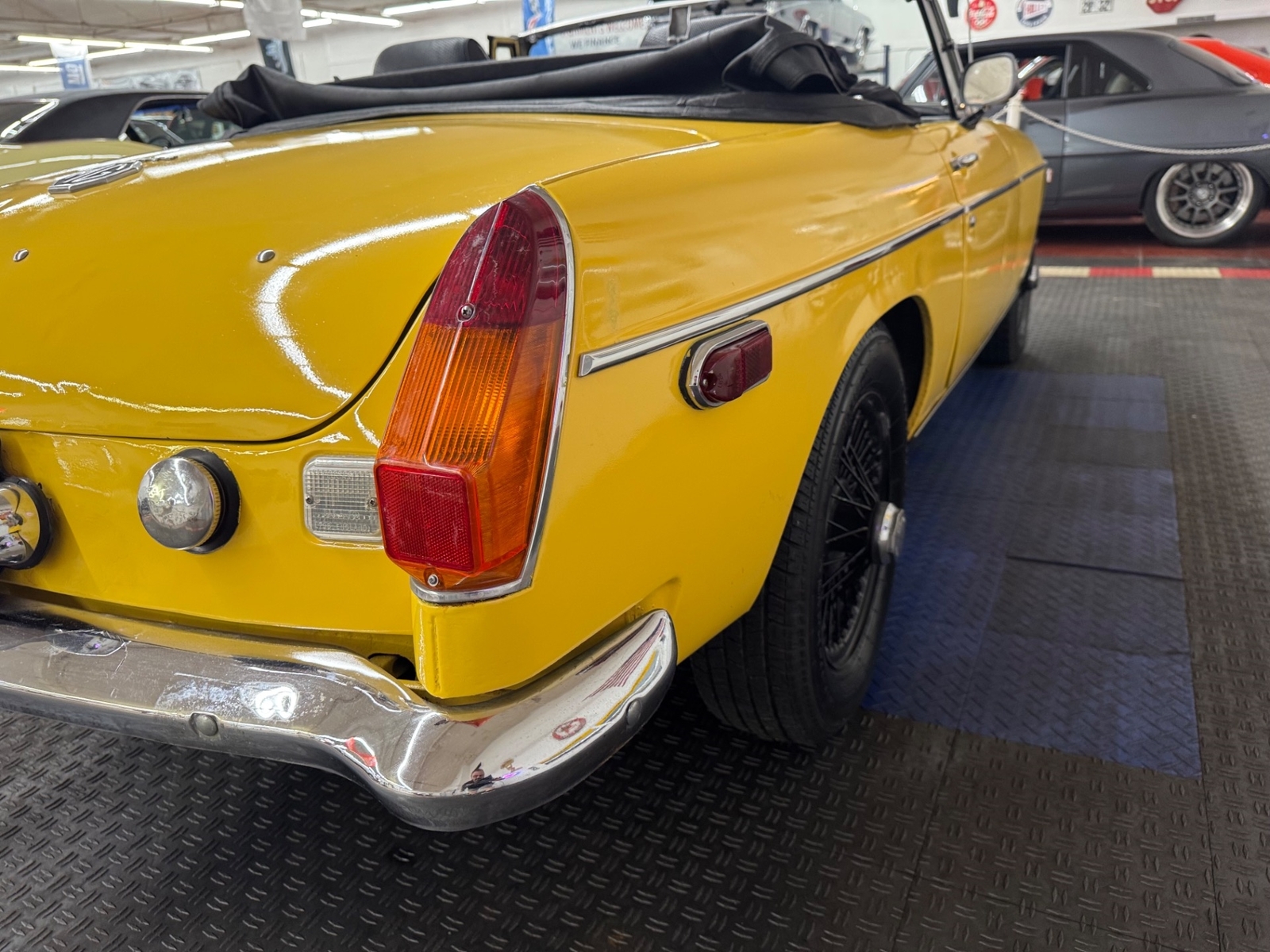 MG-MGB-1974-2-door-convo-27