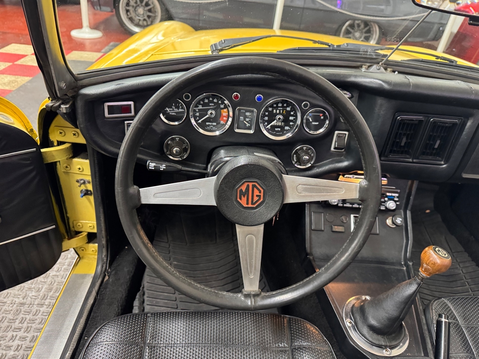 MG-MGB-1974-2-door-convo-33