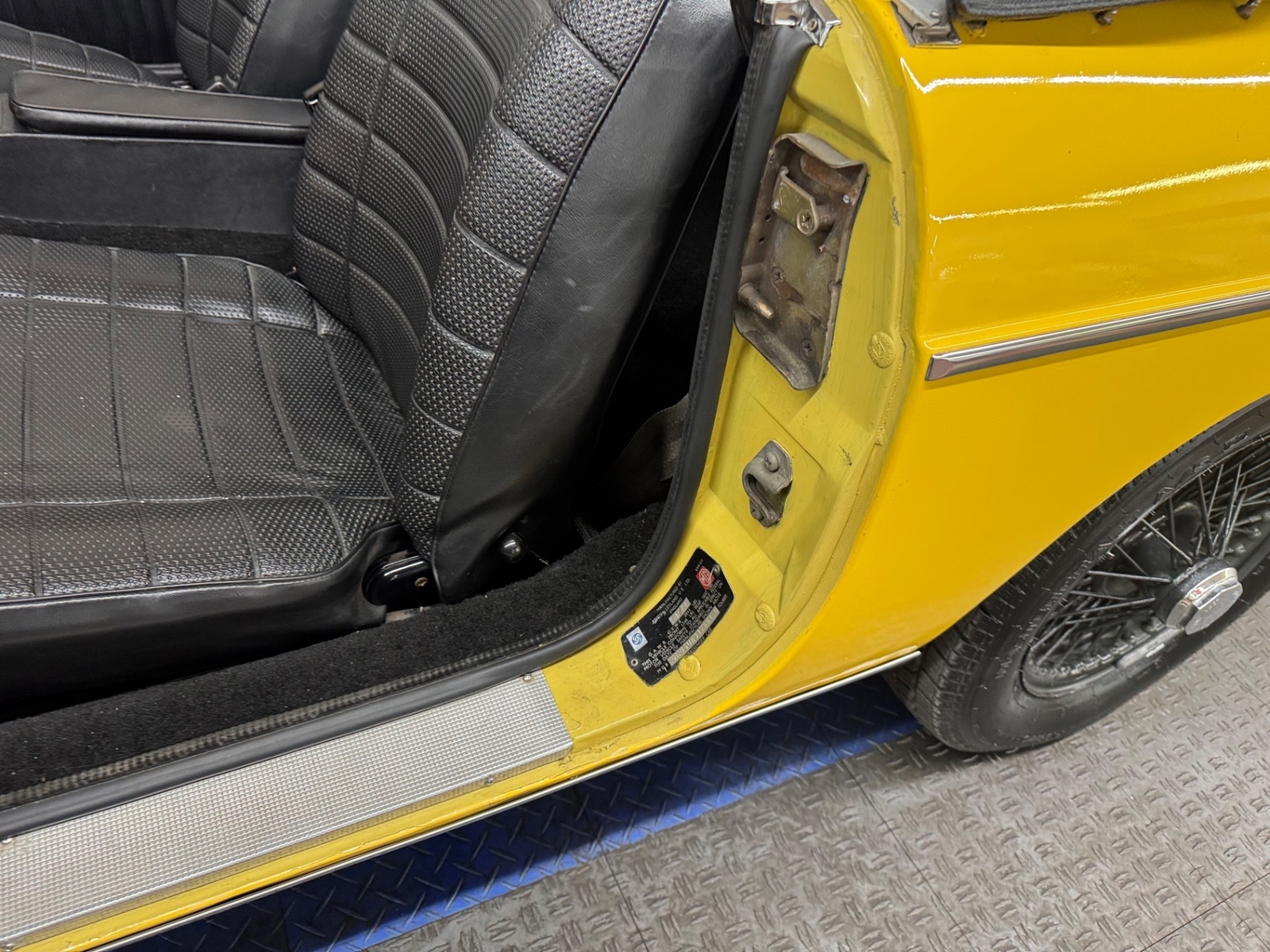 MG-MGB-1974-2-door-convo-38