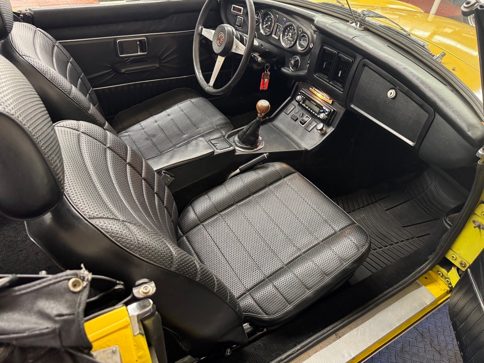 MG-MGB-1974-2-door-convo-39