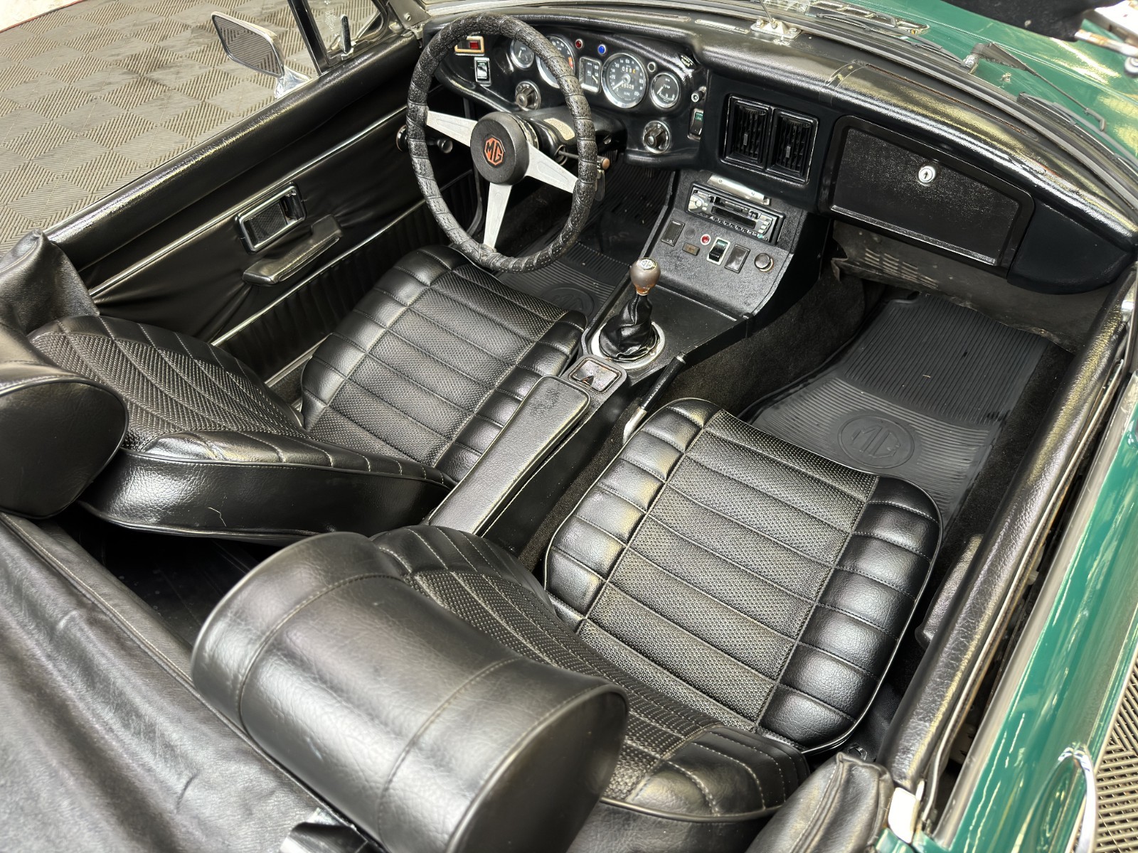 MG-MGB-1974-Convertible-16
