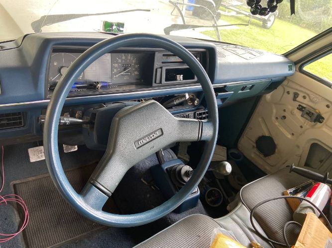 Mazda-B2000-1984-White-10