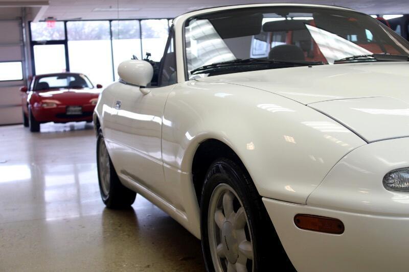 Mazda-MX-5-Miata-1990-Convertible-12