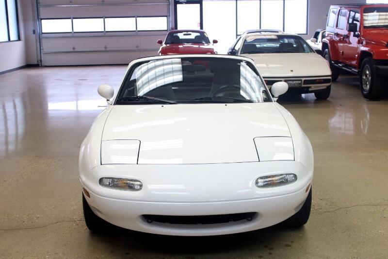 Mazda-MX-5-Miata-1990-Convertible-13