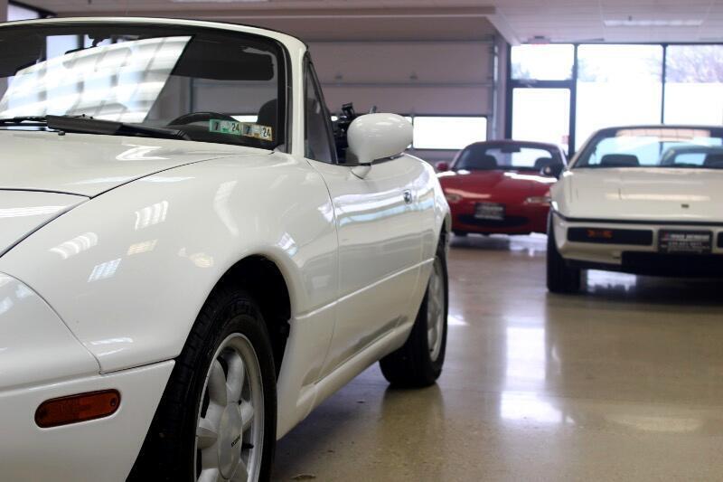Mazda-MX-5-Miata-1990-Convertible-15