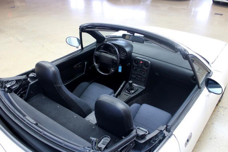 Mazda-MX-5-Miata-1990-Convertible-38