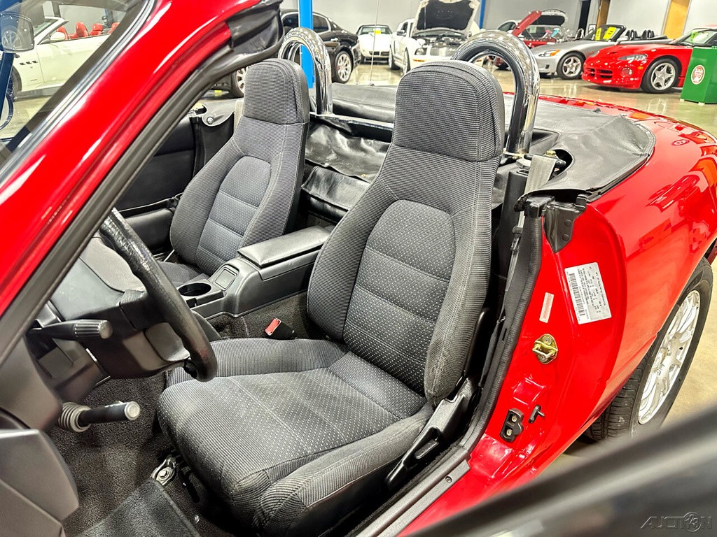 Mazda-MX-5-Miata-1995-Convertible-16