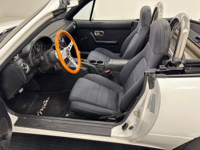 Mazda-Miata-1992-Crystal-White-Black-44