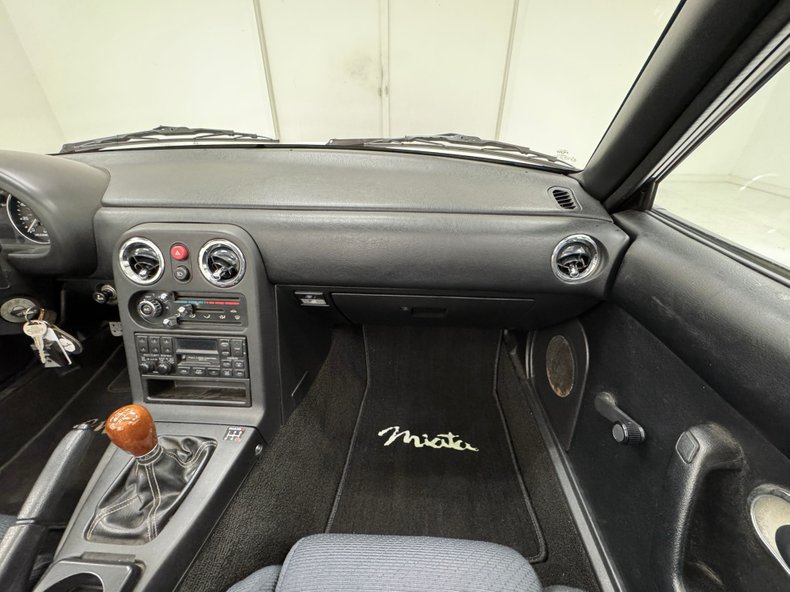 Mazda-Miata-1992-Crystal-White-Black-47