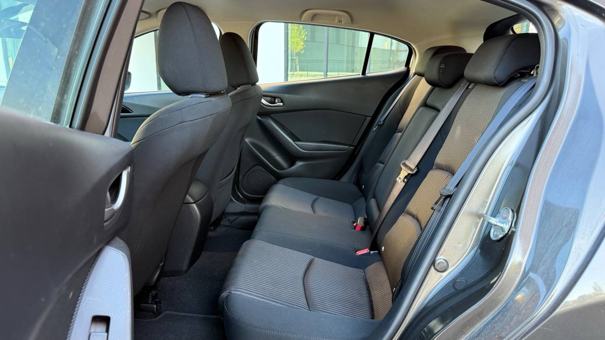 Mazda-mazda3-2014-13