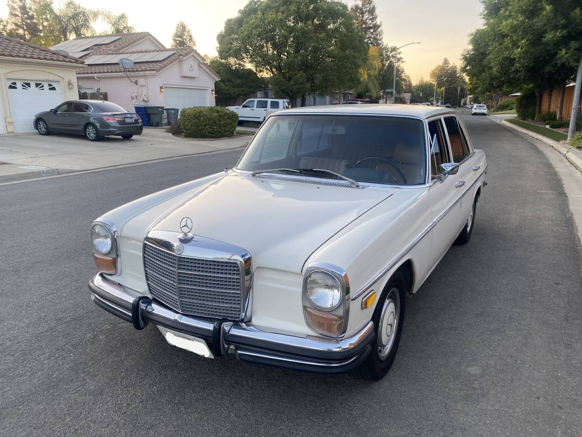 Mercedes-250-1972-white-13