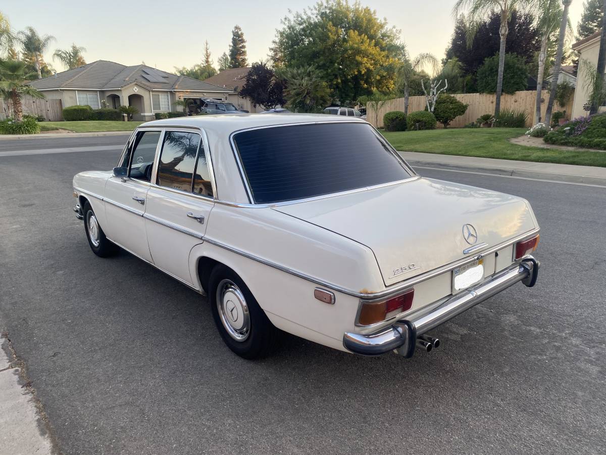 Mercedes-250-1972-white-14