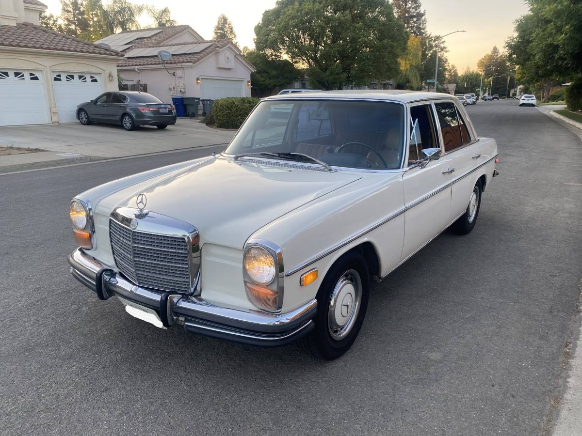 Mercedes-250-1972-white-17