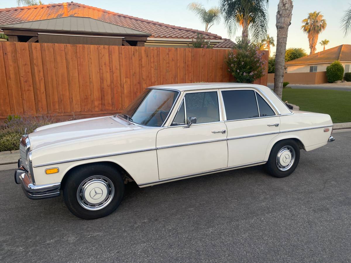Mercedes-250-1972-white-19
