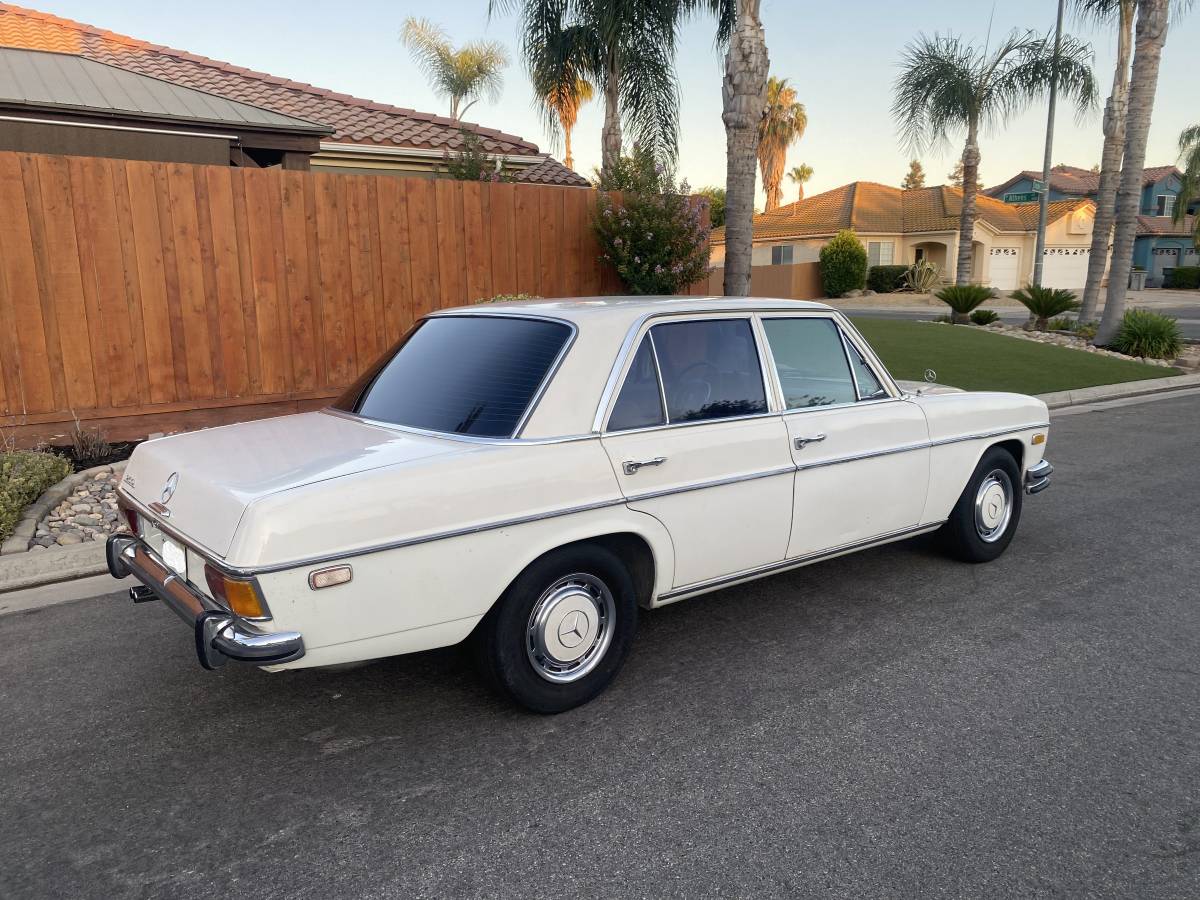 Mercedes-250-1972-white-23
