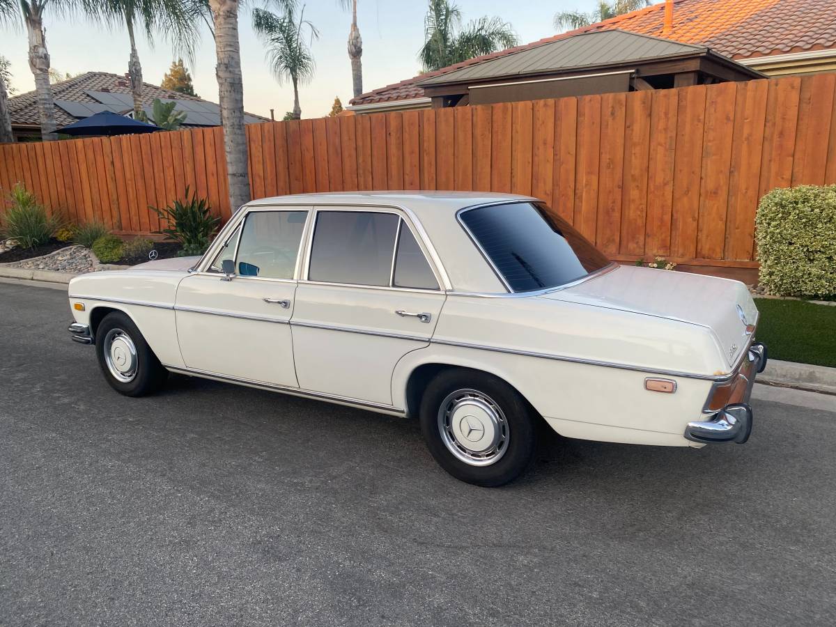 Mercedes-250-1972-white-24