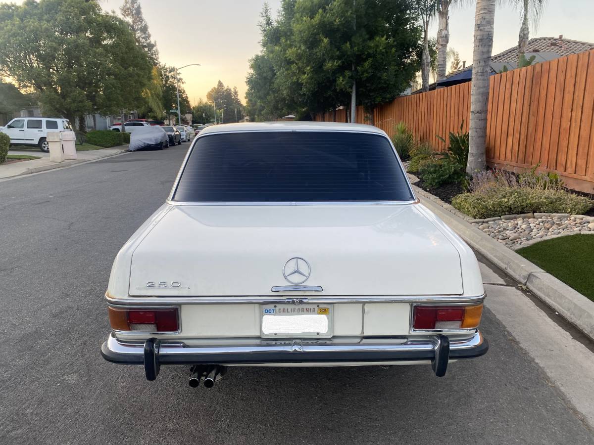 Mercedes-250-1972-white-26
