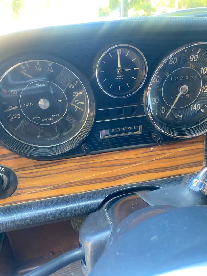Mercedes-250-1972-white-33