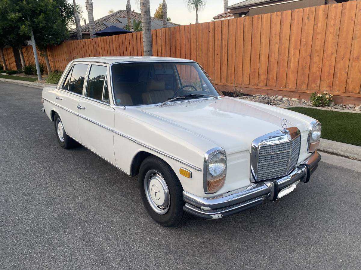 Mercedes-250-1972-white-38