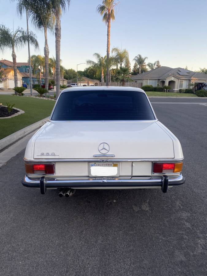 Mercedes-250-1972-white-4