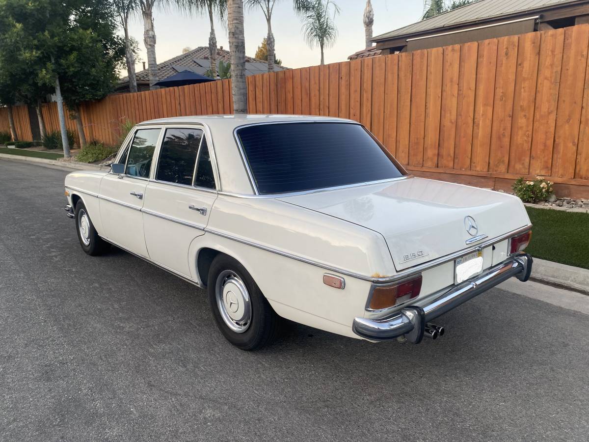 Mercedes-250-1972-white-40
