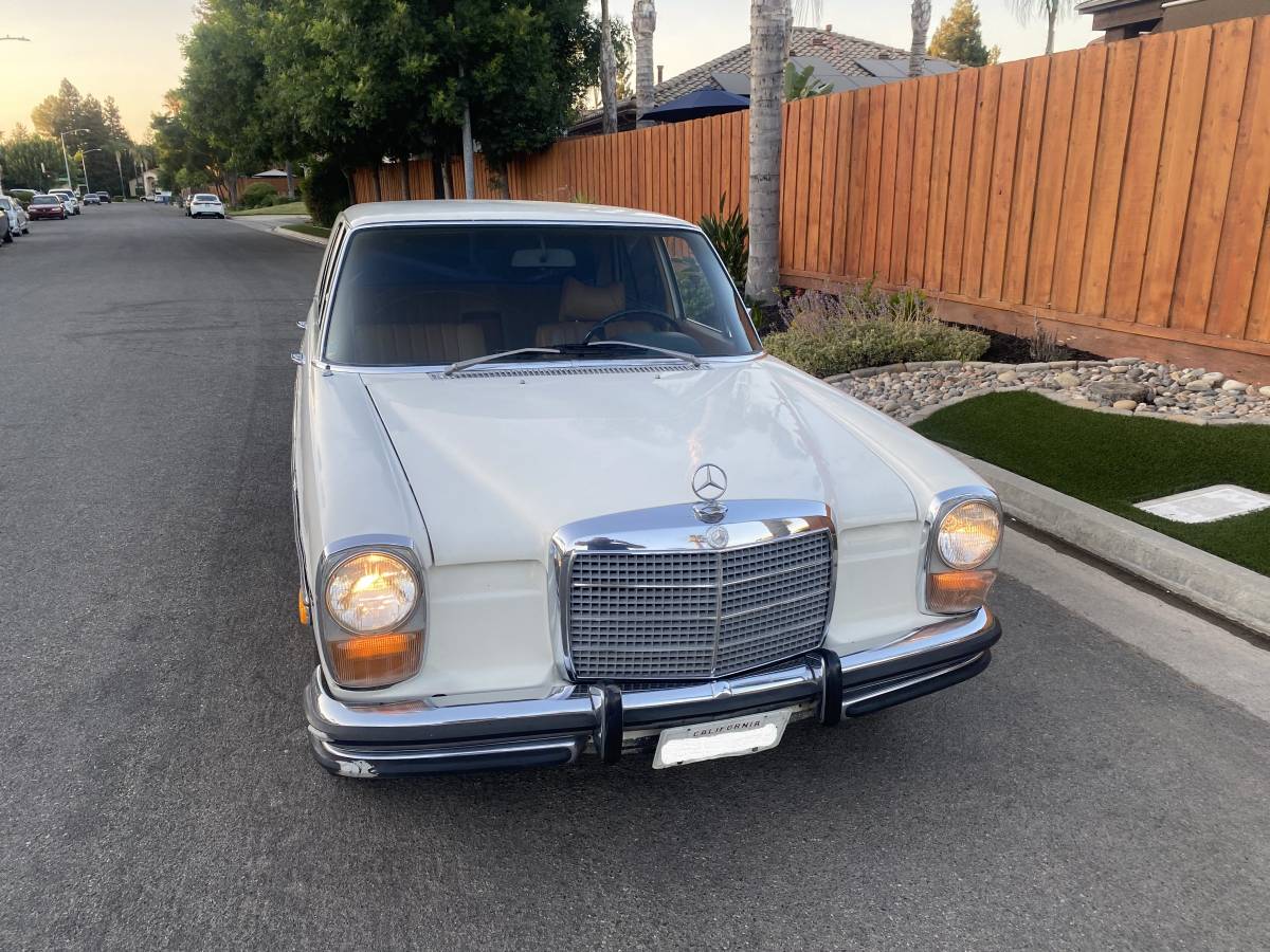 Mercedes-250-1972-white-41