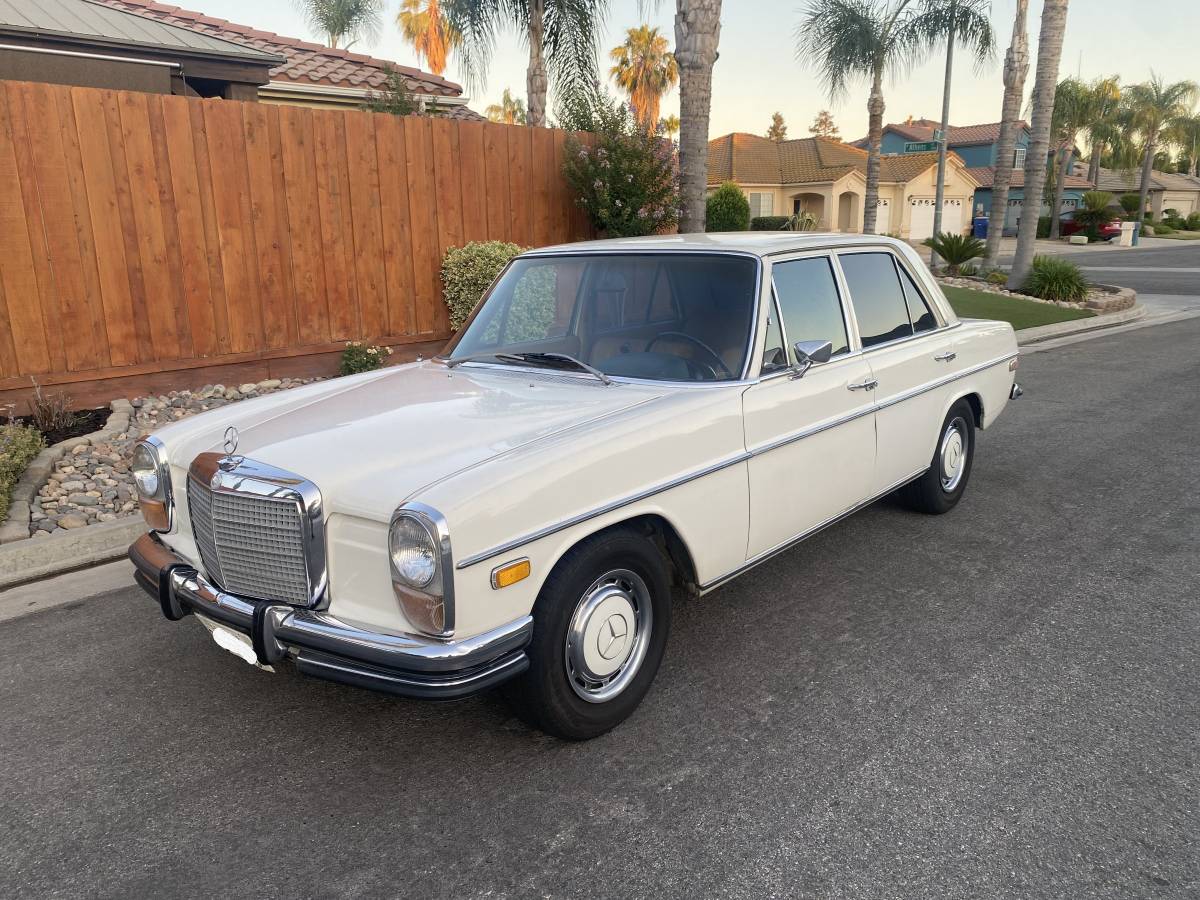 Mercedes-250-1972-white-42