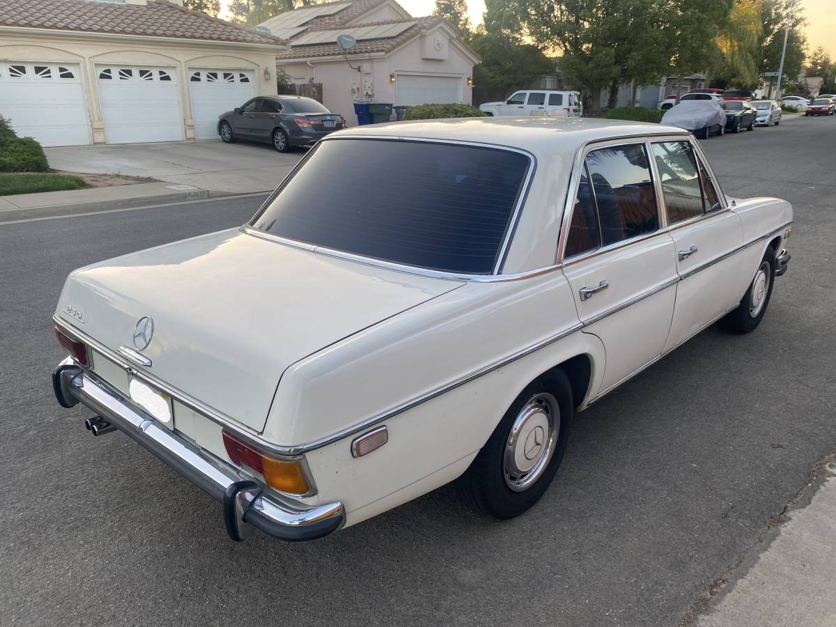 Mercedes-250-1972-white-43