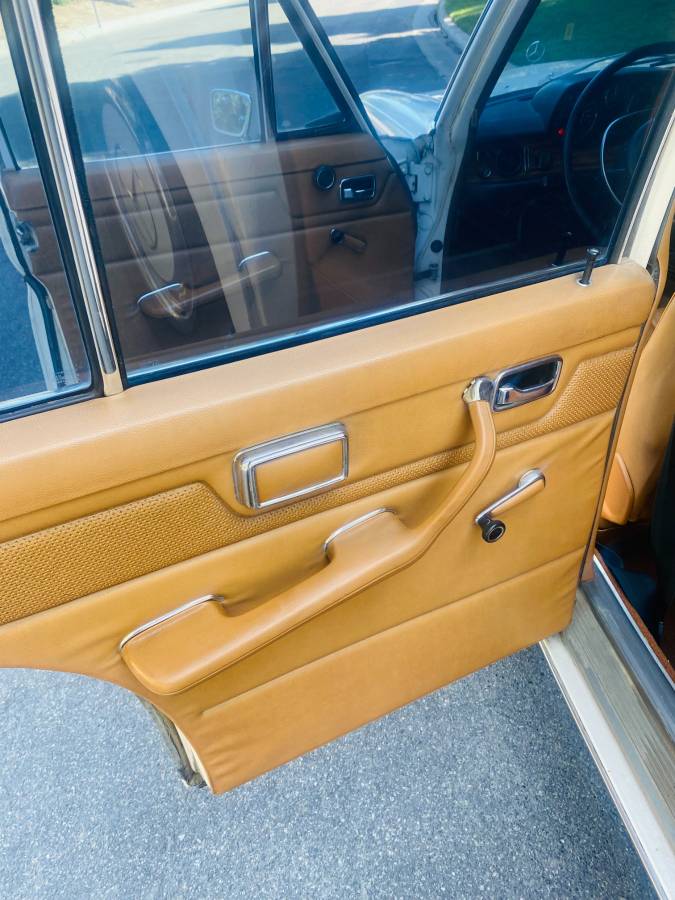 Mercedes-250-1972-white-8