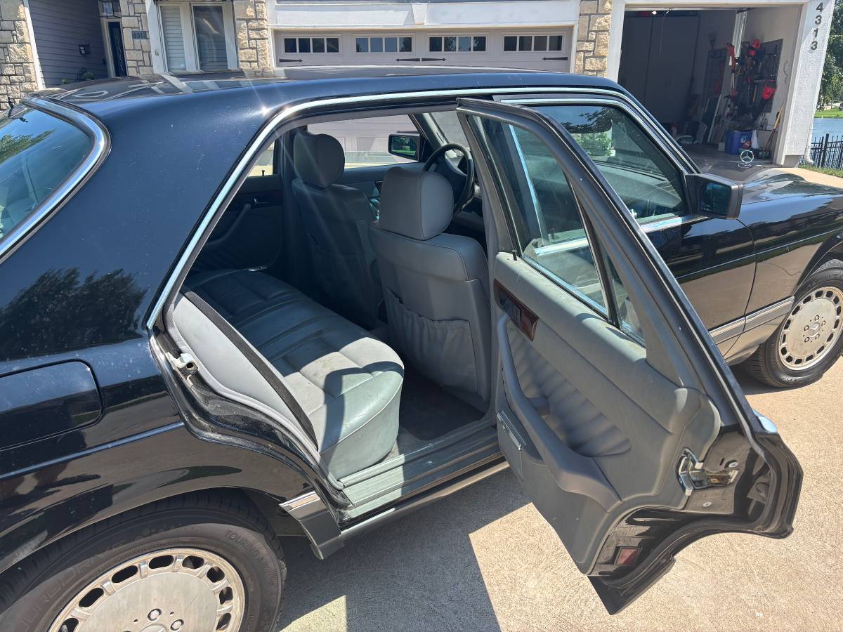 Mercedes-300-se-1991-black-6
