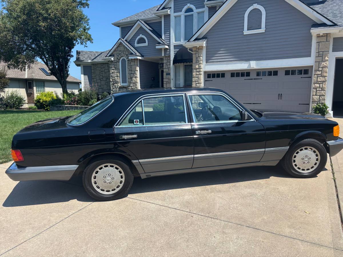 Mercedes-300-se-1991-black-8