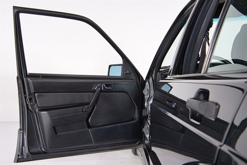 Mercedes-Benz-190-Series-1990-17