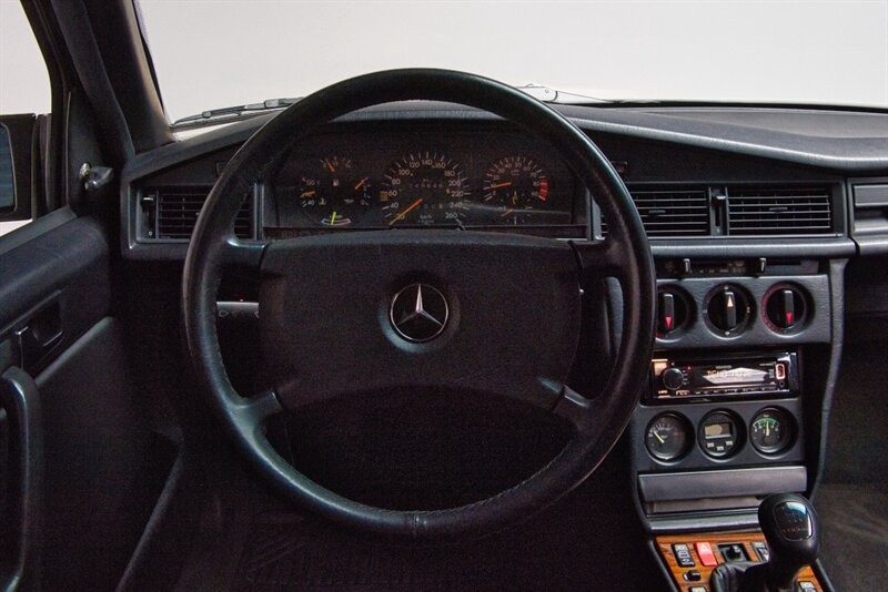 Mercedes-Benz-190-Series-1990-25
