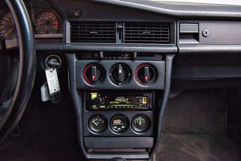 Mercedes-Benz-190-Series-1990-30