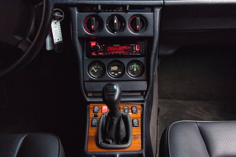 Mercedes-Benz-190-Series-1990-32